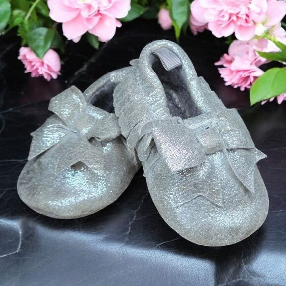 Baby Girl Moccasins Silver Metallic Bow Crib Shoes 3 First Steps Pram Booties - Picture 2 of 9